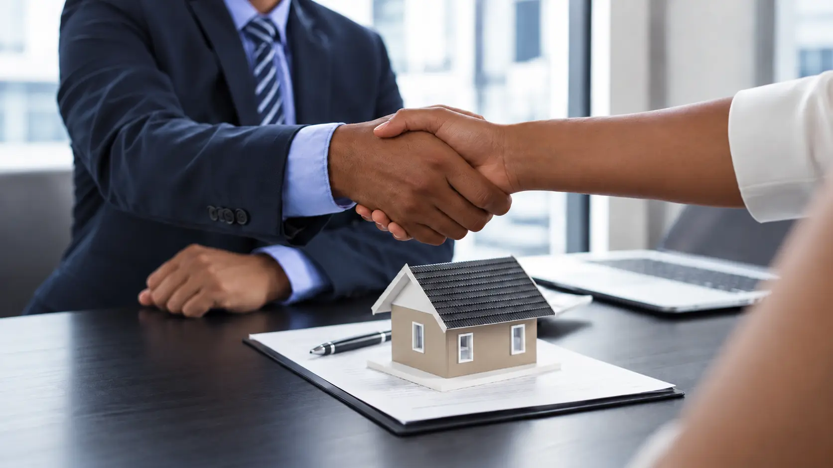 Échange chaleureux entre professionnels autour d’un projet immobilier