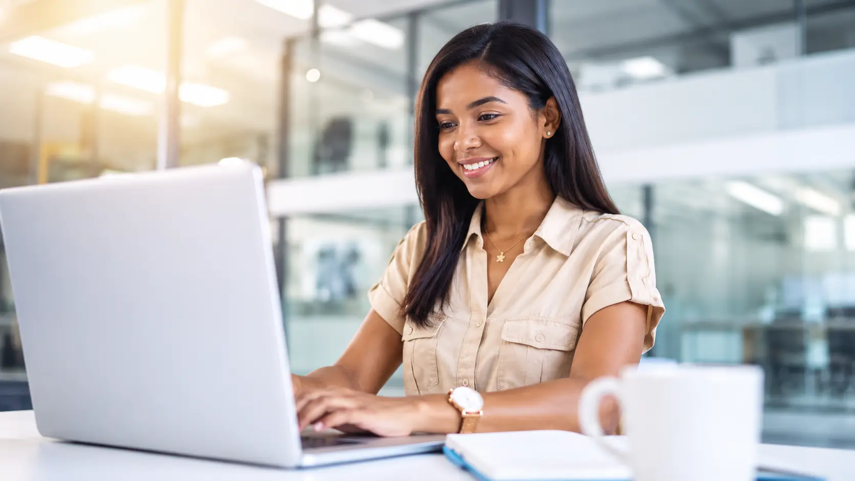 Professionnel gérant des réservations sur ordinateur